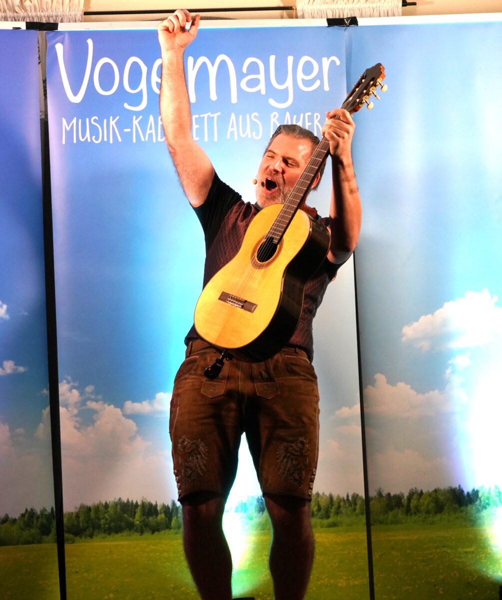 Thomas Mayer alias Vogelmayer unterhält an seiner Gitarre. Foto: Franz Völkl