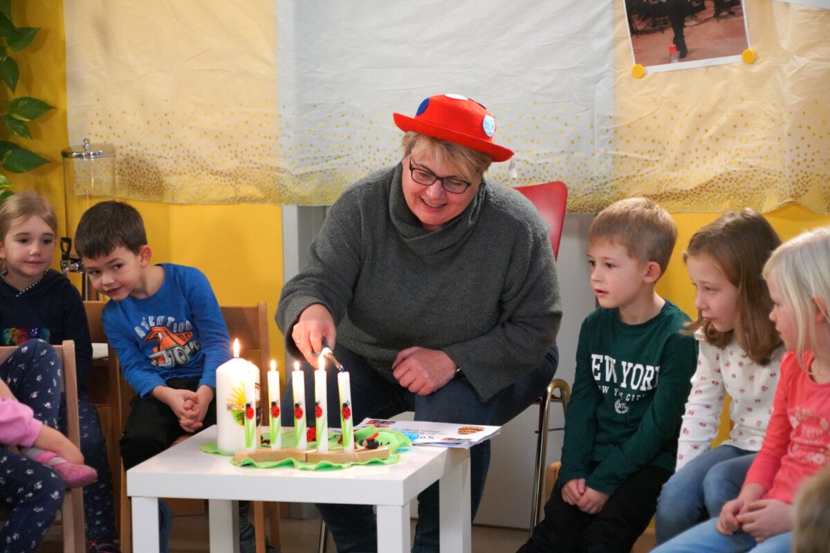 Kornelia Kraus entzündet die Geburtstagskerzen. Foto: Franz Völkl