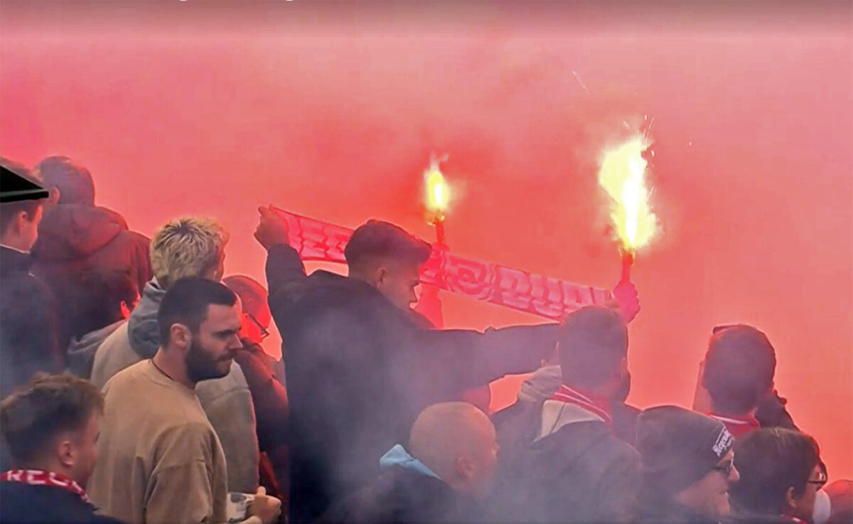 Jahn-Ultras tauchen das Stadion der Blauen in tiefes Rot. Foto: jrh