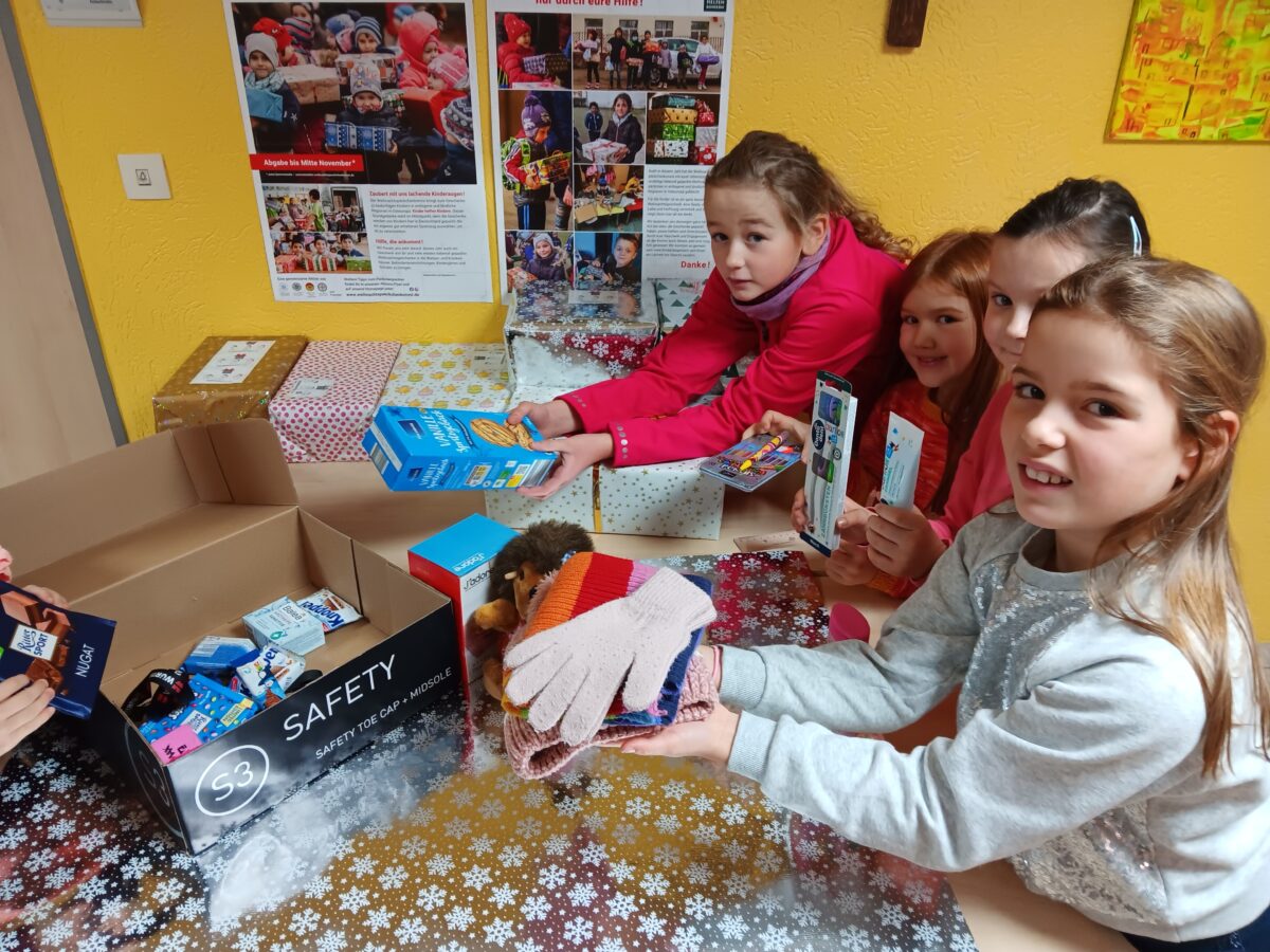 Mit Eifer packen die Kinder für den Weihnachtskonvoi. Foto: Grundschule Tännesberg