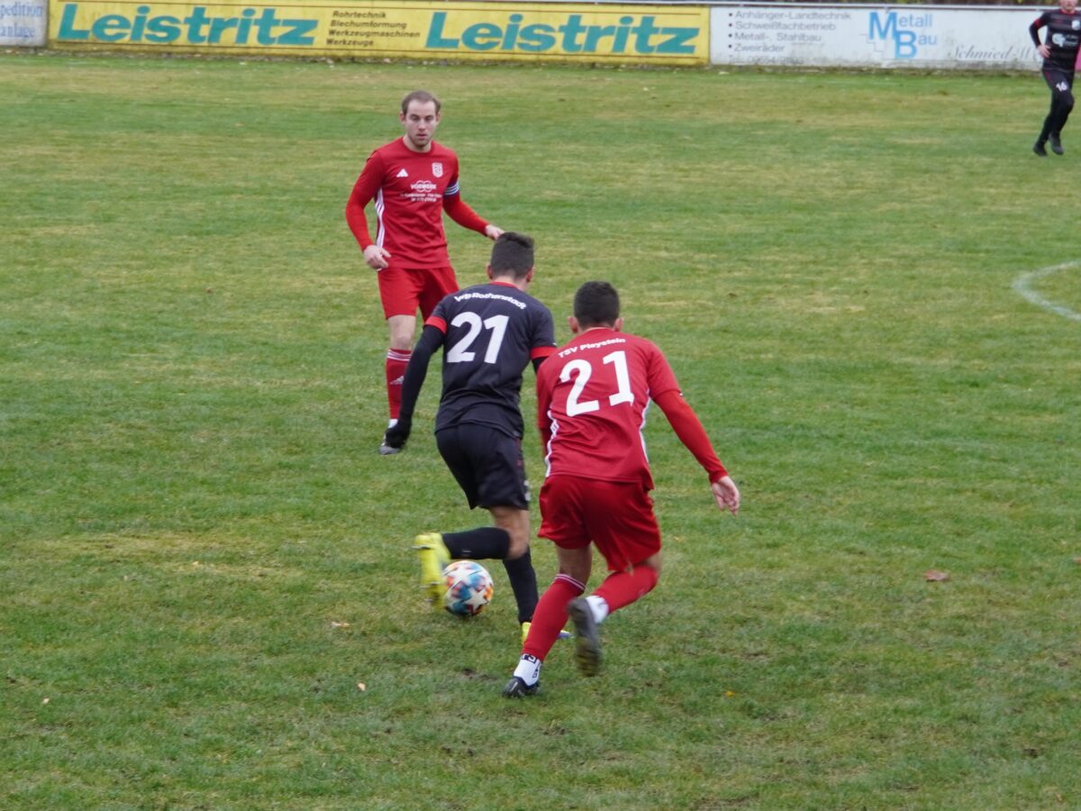 Volkan Kuzpinari (TSV Pleystein) und Julian Rost (VfB Rothenstadt), die beiden 