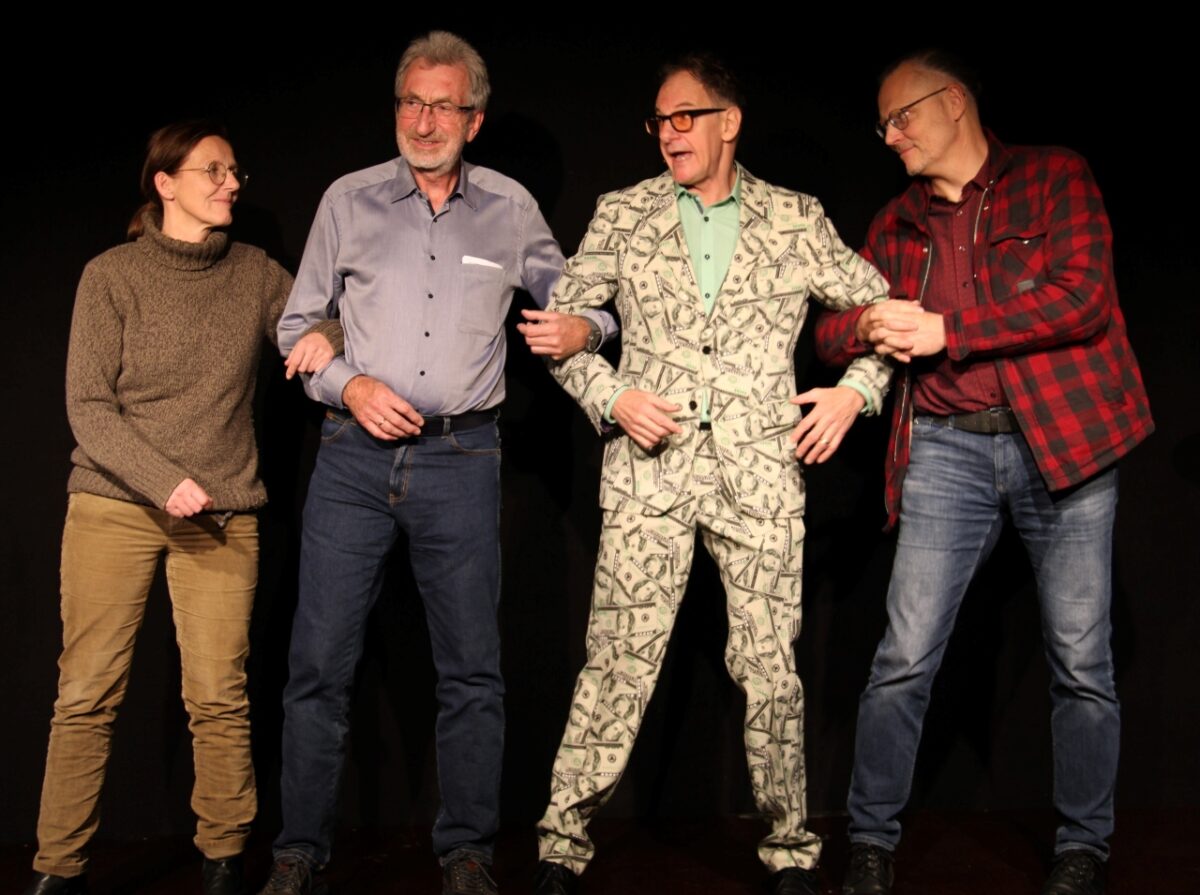 Chin Meyer (Zweiter von rechts) holte Margarethe, Michael und Michl (von links) zum Cum-Ex-Dance auf die Bühne. Foto: Hans Prem