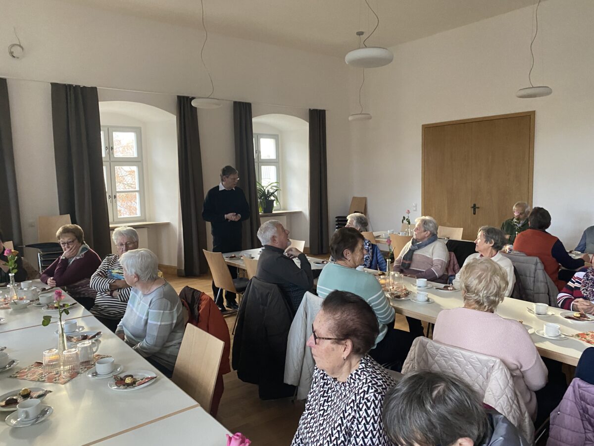 Pfarrer Norbert Götz beim Jubiläum der Seniorenrunde Sankt Elisabeth Waldthurn. Foto: Franz Völkl