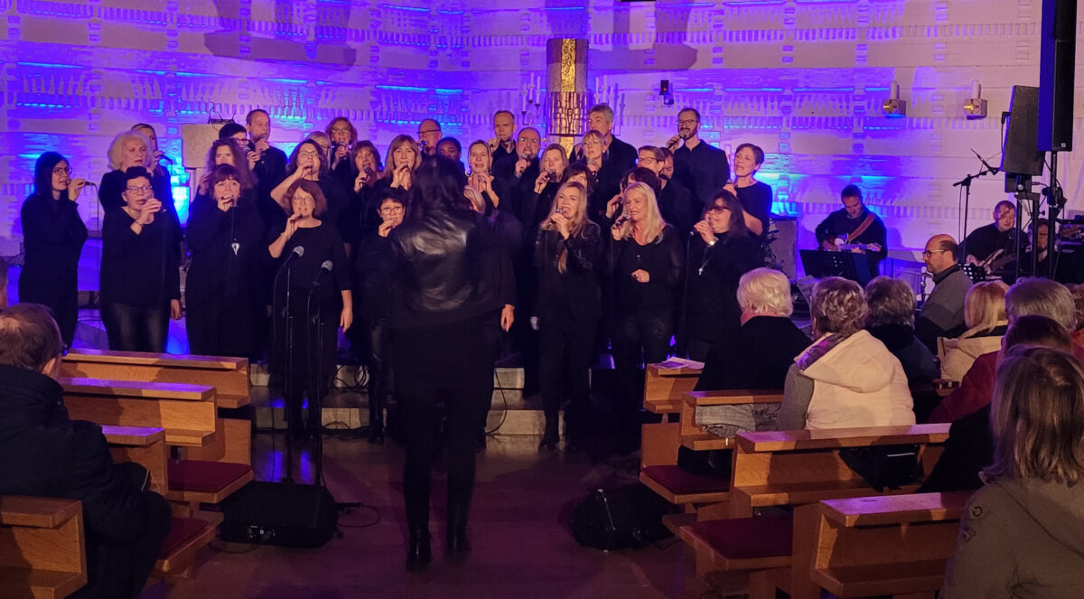 Knapp zwei Stunden sangen die mehr als 30 Frauen und Männer mit ihrer vierköpfigen Instrumentalgruppe moderne, geistliche Lieder. Foto: Pfarrgemeinderat/Richard Zeitler