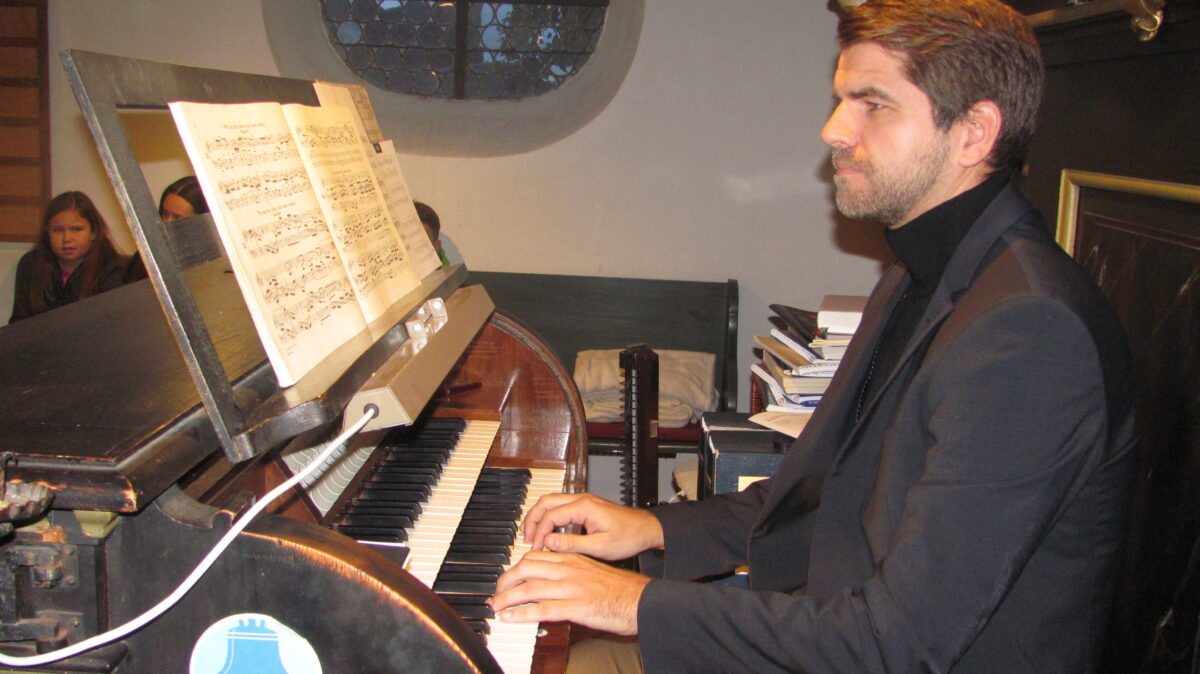 Johannes Grill begeistert mit seinem Orgelspiel. Foto: Eva Seifried