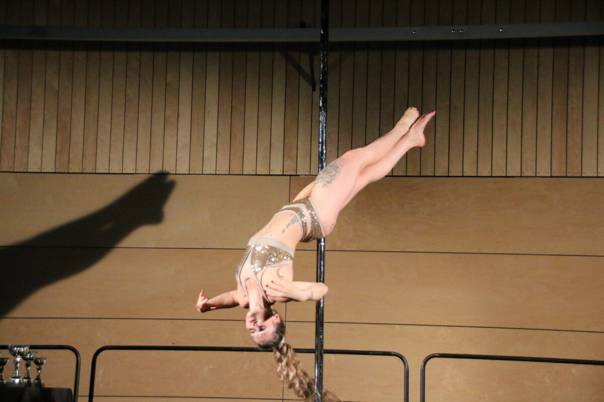 Volle Körperbeherrschung zeigte Isabella beim Poledance. Foto: Stefan Neidl