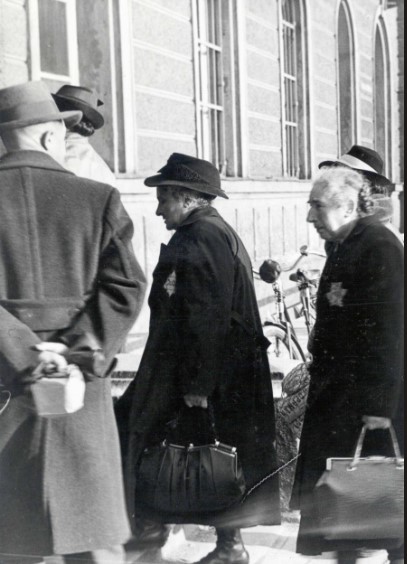 Pauline Steinhart (rechts, Stolperstein am Unteren Markt 17) und Adelheid Kohner (Stolperstein Frauenrichter Straße 52) am 3. April 1942 auf dem Weg zur Deportation.  Foto: Stadtarchiv Weiden
