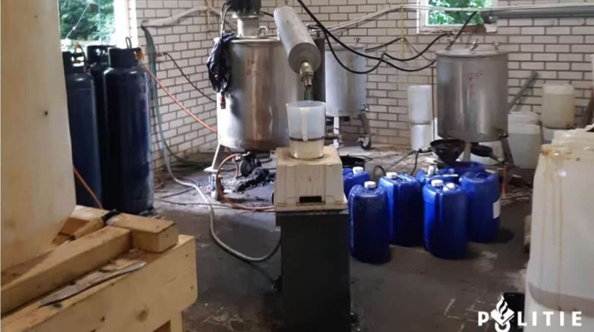 Ein niederländisches Drogenlabor, das 2021 ausgehoben wurde. Auf dem leerstehenden Bauernhof waren Kessel, Fässer und Rohstoffe für Arzneimittel im Gesamtwert von (schätzungsweise) 750.000 Euro gefunden worden. Ziel: die Herstellung von XTC. Foto: Politie Drenthe