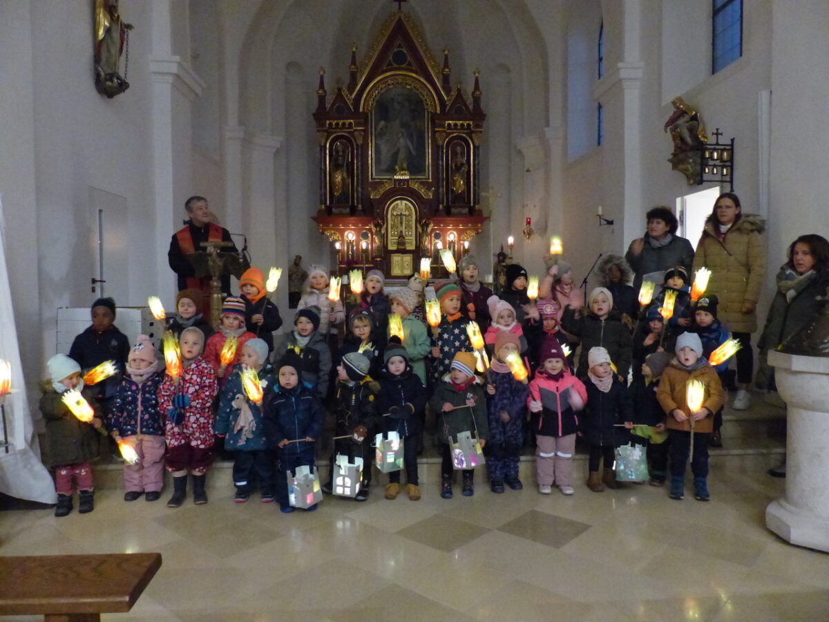 „Wir tragen Dein Licht“: Hier zeigten die Vierjährigen  ihr Talent. Foto: Sieglinde Schärtl
