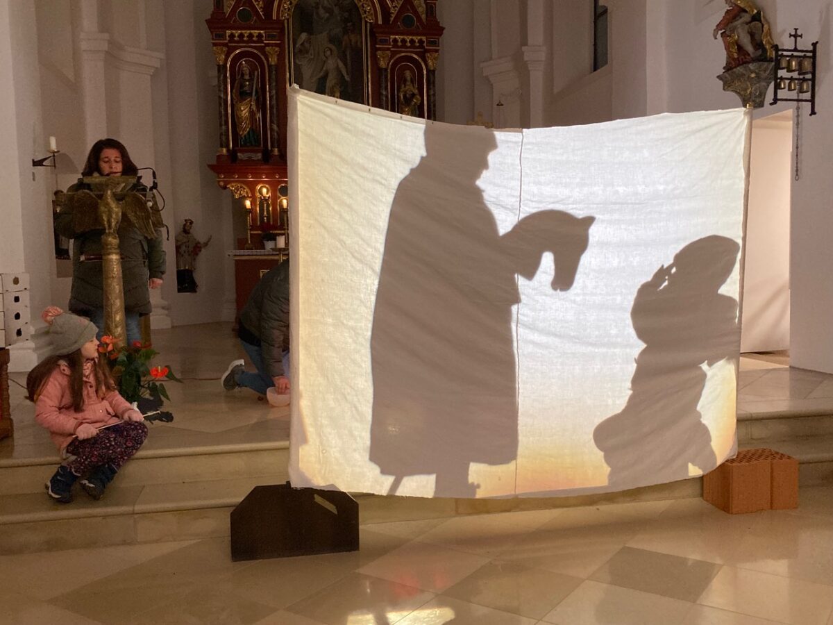 Die Vorschulkinder führten als Schattenspiel die Geschichte des Heiligen Martin auf. Foto: Sieglinde Schärtl