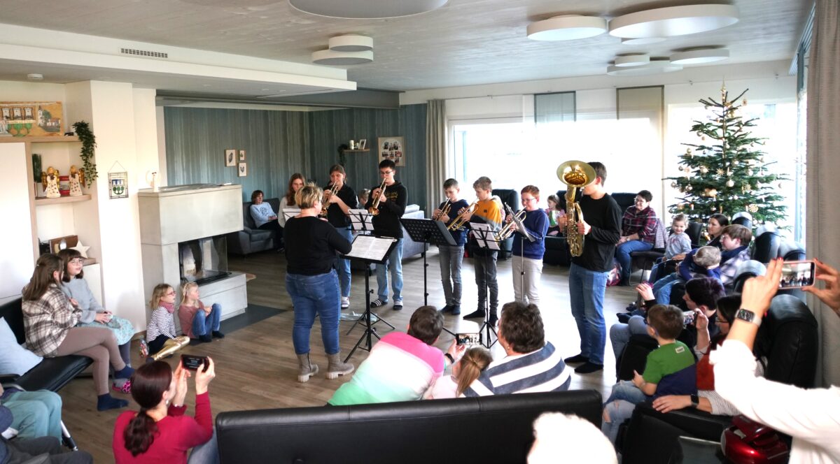 Die Waldthurner Nachwuchsbläsergruppe, mit Instrumentalisten in der Altersgruppe bis 15 Jahren. Foto: Franz Völkl