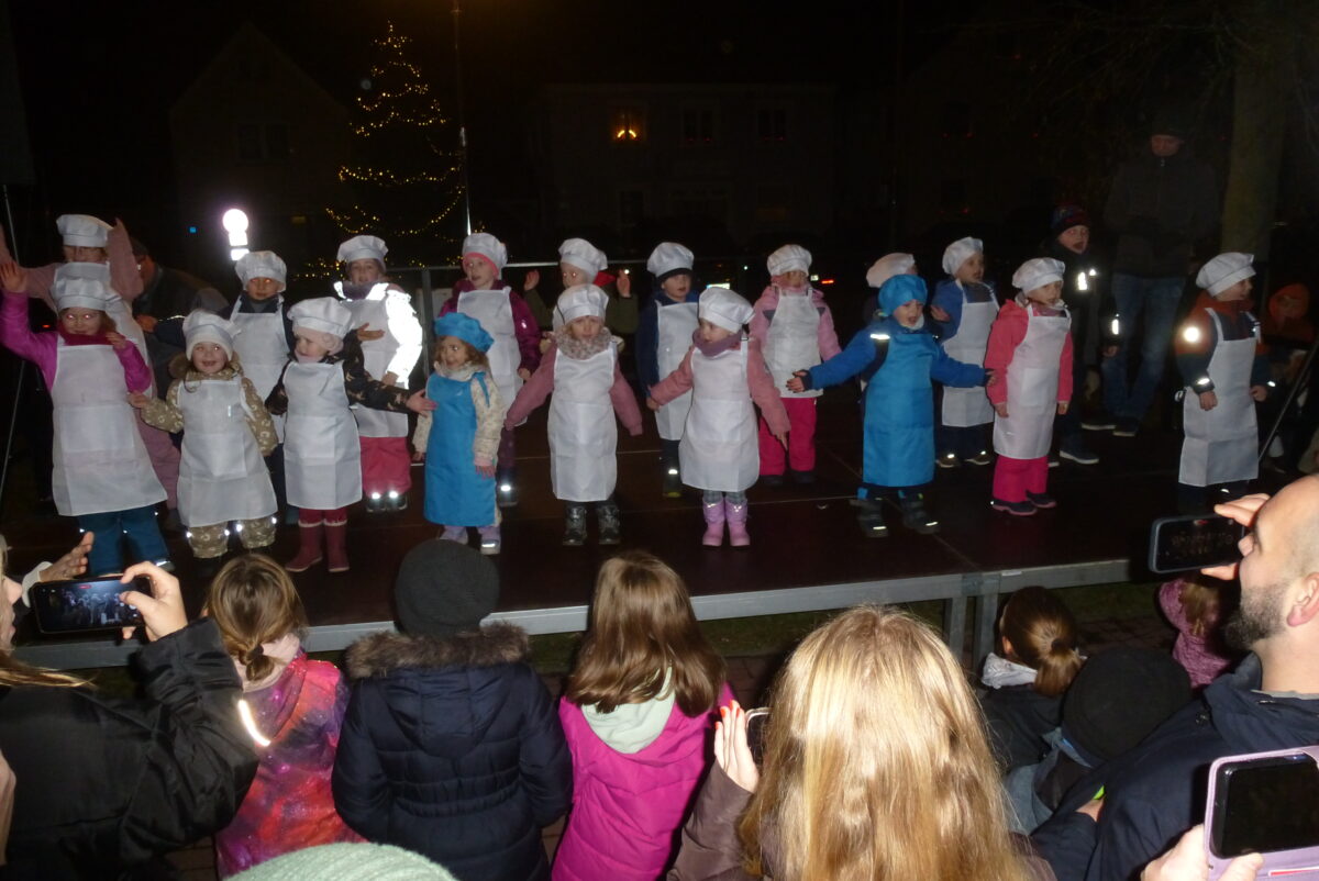 Mit viel Gestik sang der Kinderchor „In der Weihnachtsbäckerei“. Foto: S. Bock