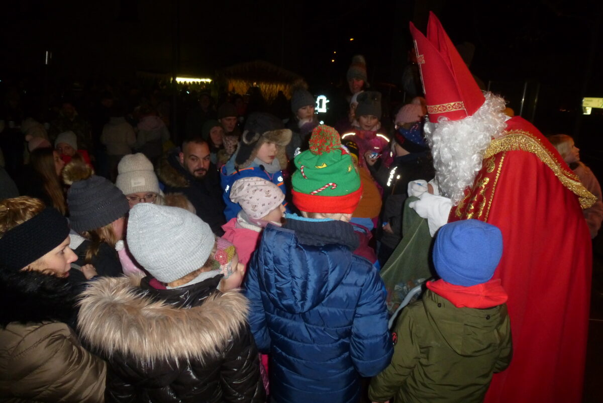 Der Nikolaus verteilte von der Bühne herab kleine Geschenke an die Kinderschar. Foto: S. Bock