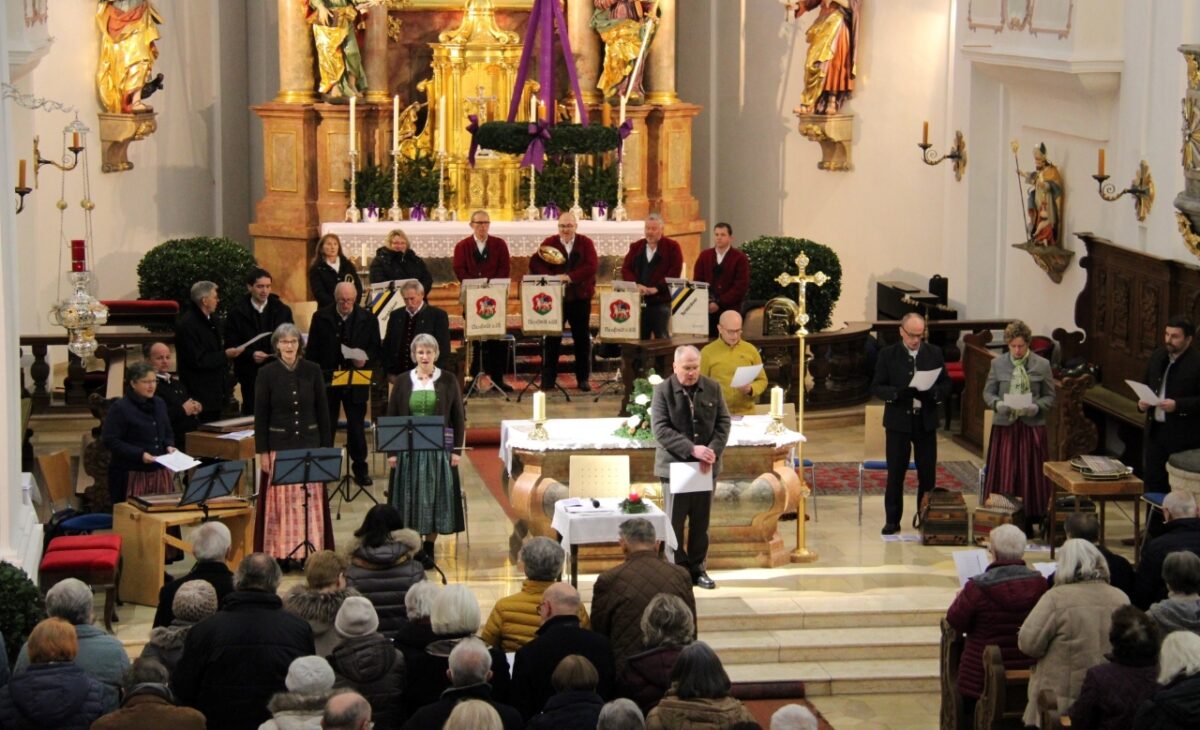 Beim „Altbayerischen Adventssingen“ in der Stadtpfarrkirche bieten über 20 Mitwirkende mit ihrer volkstümlichen Musik ein fast zweistündiges Konzert. Foto: Hans Prem