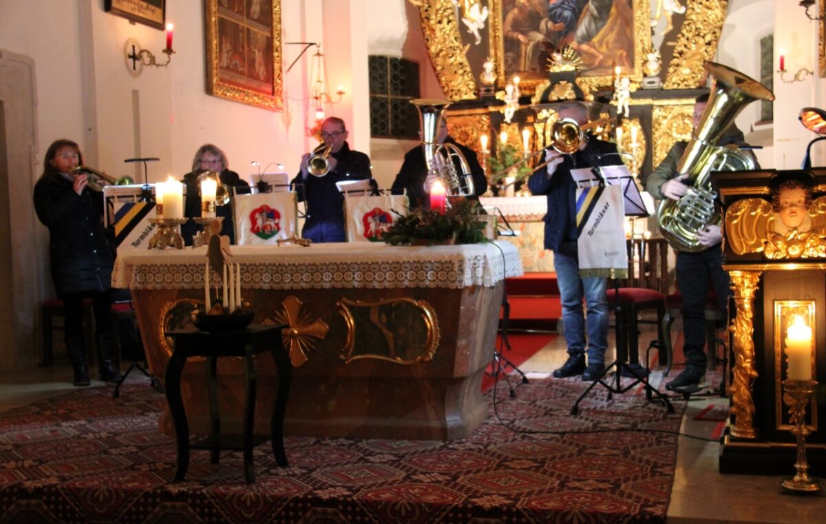 Das Altbayerische Adventsingen in der nur mit Kerzen beleuchteten Wallfahrtskirche Sankt Quirin beeindruckte die Zuhörer. Mit dabei waren die Neustädter Turmbläser. Foto: Hans Prem