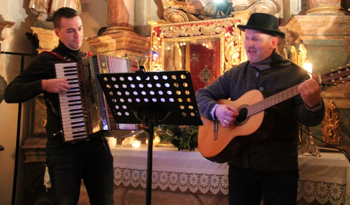 Einer der Höhepunkte war „Das ewige Lied“ von Haindling, dargeboten von Markus Haug und Michael Beugler (von rechts). Foto: Hans Prem