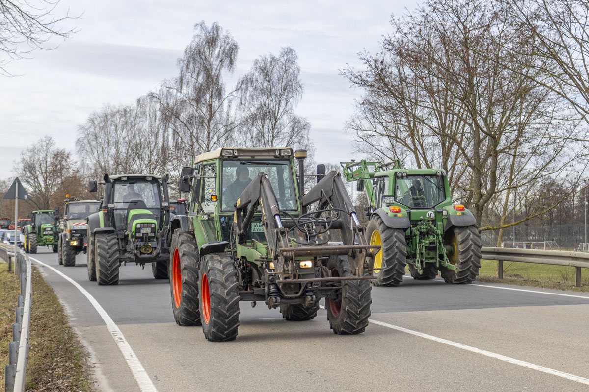 Zahlreiche Landwirte beteiligen sich am Protest in der Weidener Innenstadt. Foto: OberpfalzECHO/David Trott