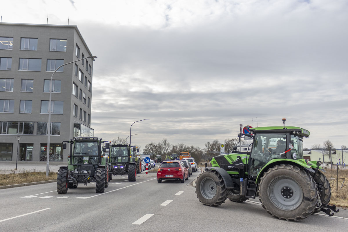 Zwischenstation Alter Festplatz. Von dort fahren weitere Traktoren gegen Mittag in die Innenstadt.   Foto: OberpfalzECHO/David Trott