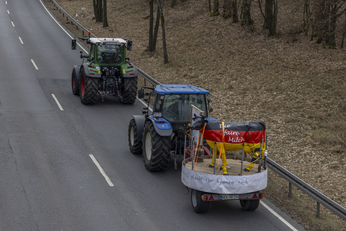 Zahlreiche Landwirte beteiligen sich am Protest in der Weidener Innenstadt. 
 Foto: OberpfalzECHO/David Trott