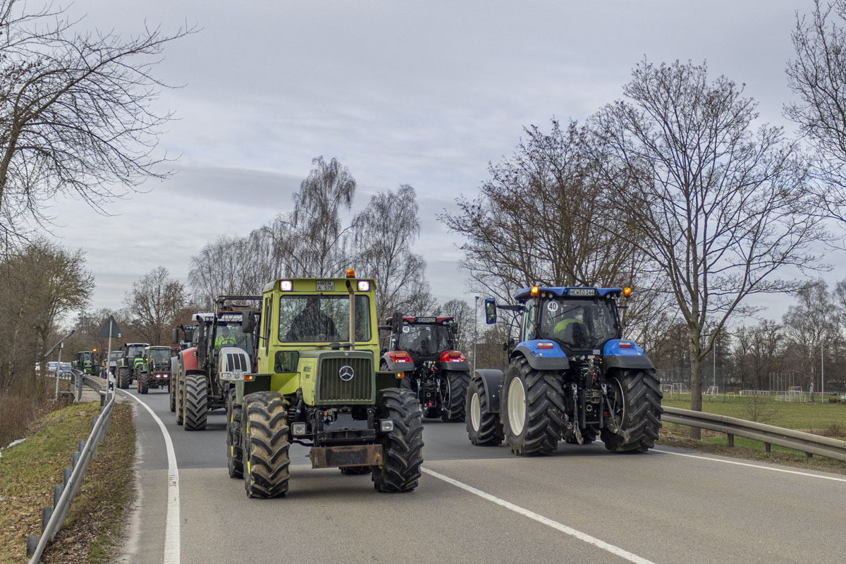 Zahlreiche Landwirte beteiligen sich am Protest in der Weidener Innenstadt. Foto: OberpfalzECHO/David Trott