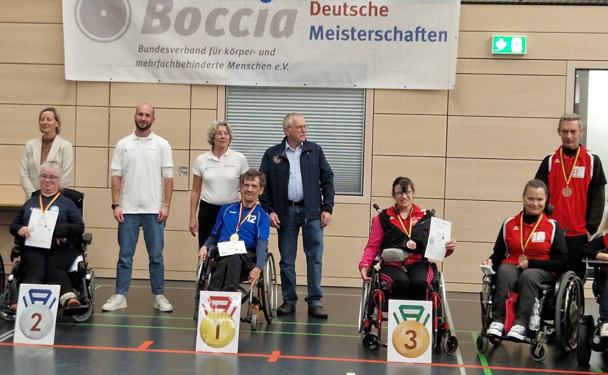 Die Sieger der Paralympics Boccia-Titelkämpfe mit dem Deutschen Meister Christoph Voit (vorne, Zweiter von links). Foto: Martina Weiß