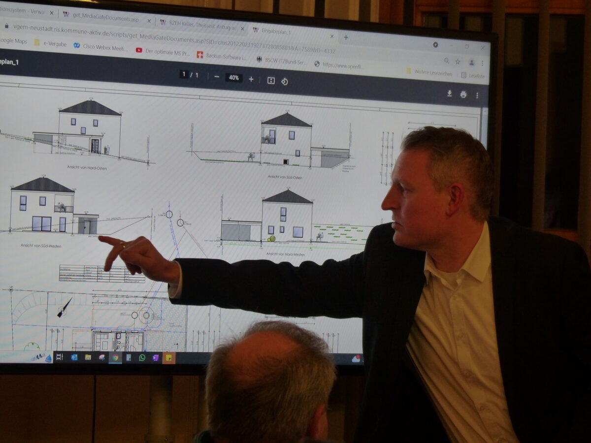 Bürgermeister Johannes Kett erläutert das Bauvorhaben in Letzau. Foto: Hans Meißner