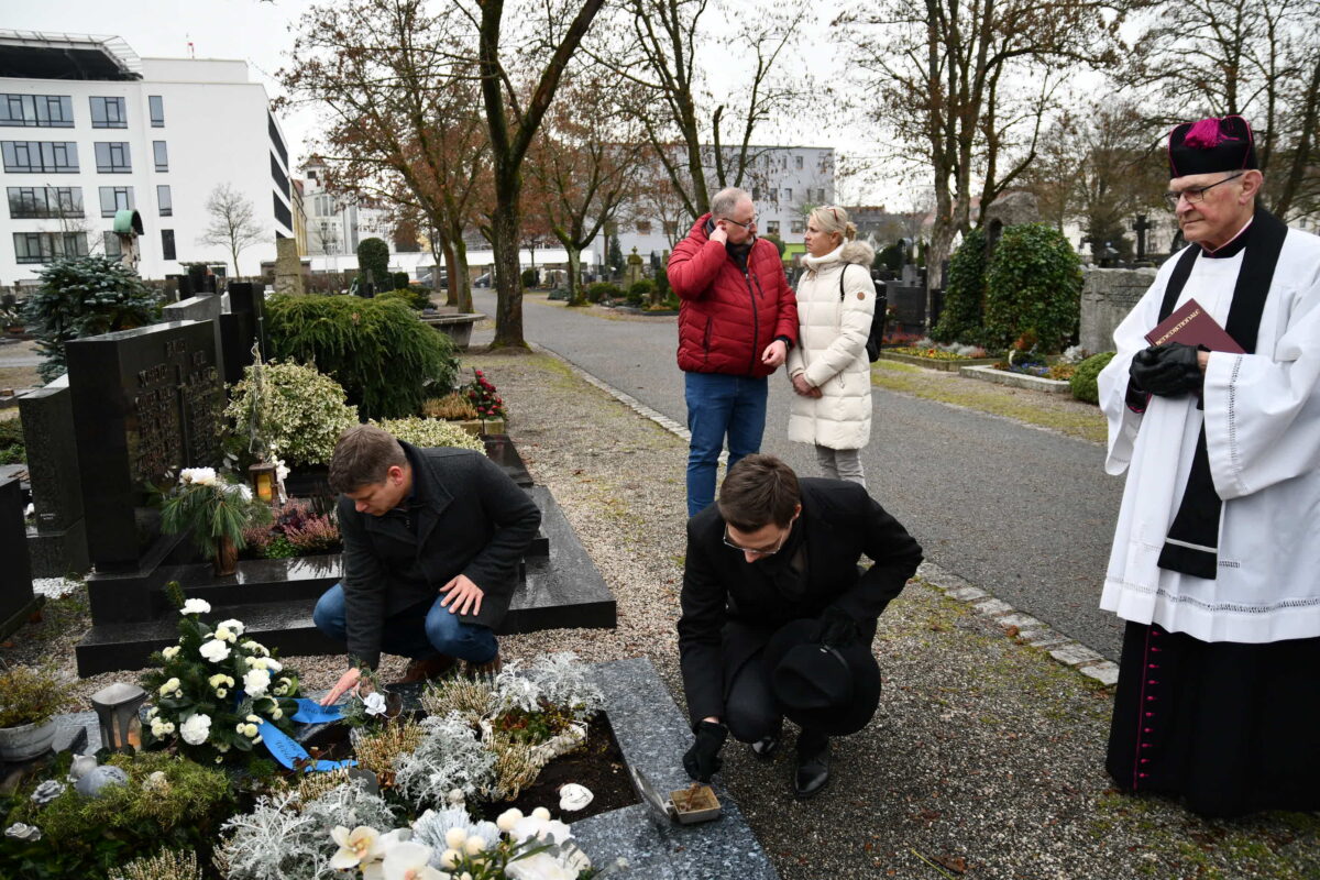 Stephan Oetzinger und der Fraktionsvorsitzende Dr. Benjamin Zeitler legten Blumen an Grab von Hans Schröpf nieder. Foto: Dagmar Nachtigall 