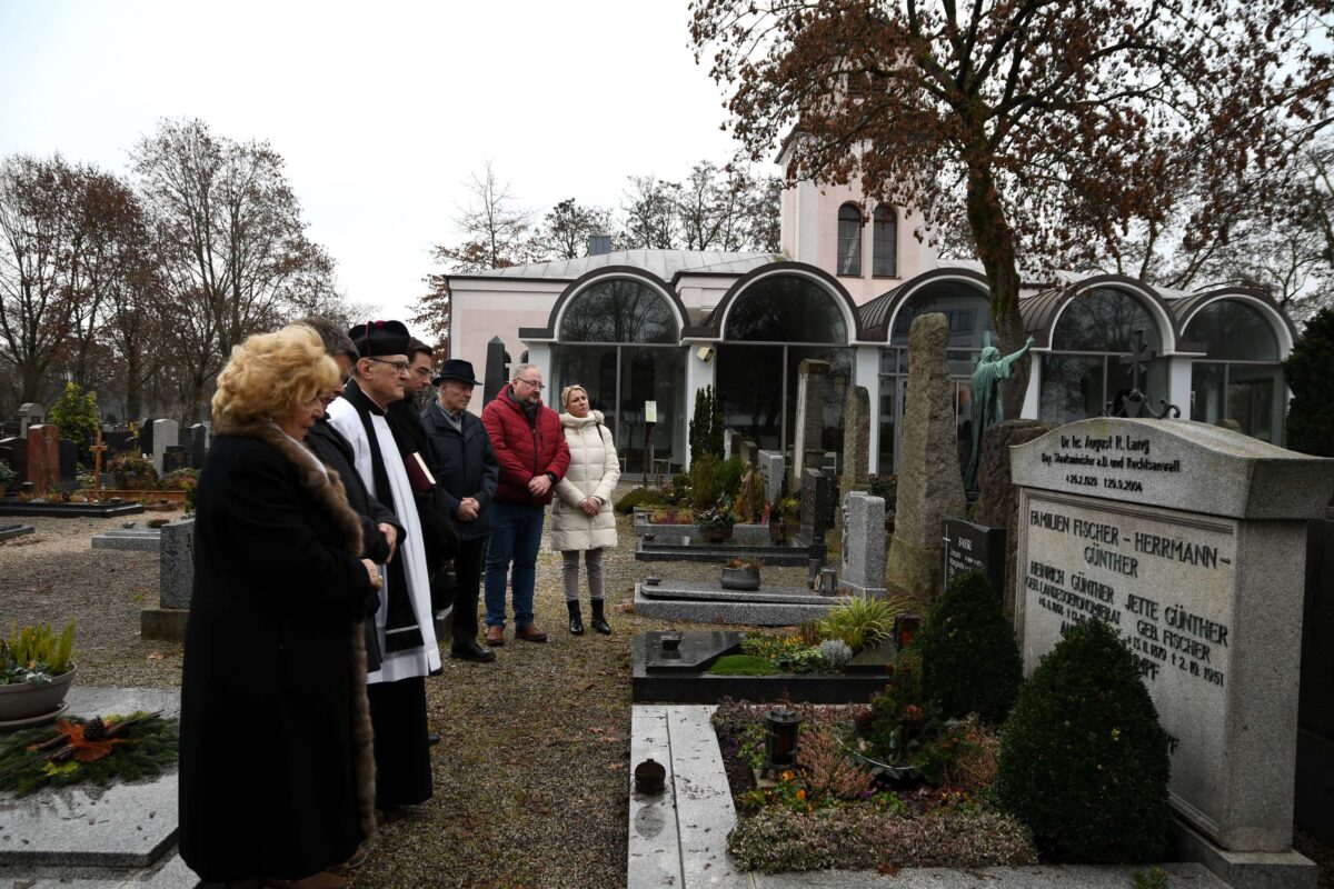 Am Grab von Minister Gustl Lang. Foto: Dagmar Nachtigall 