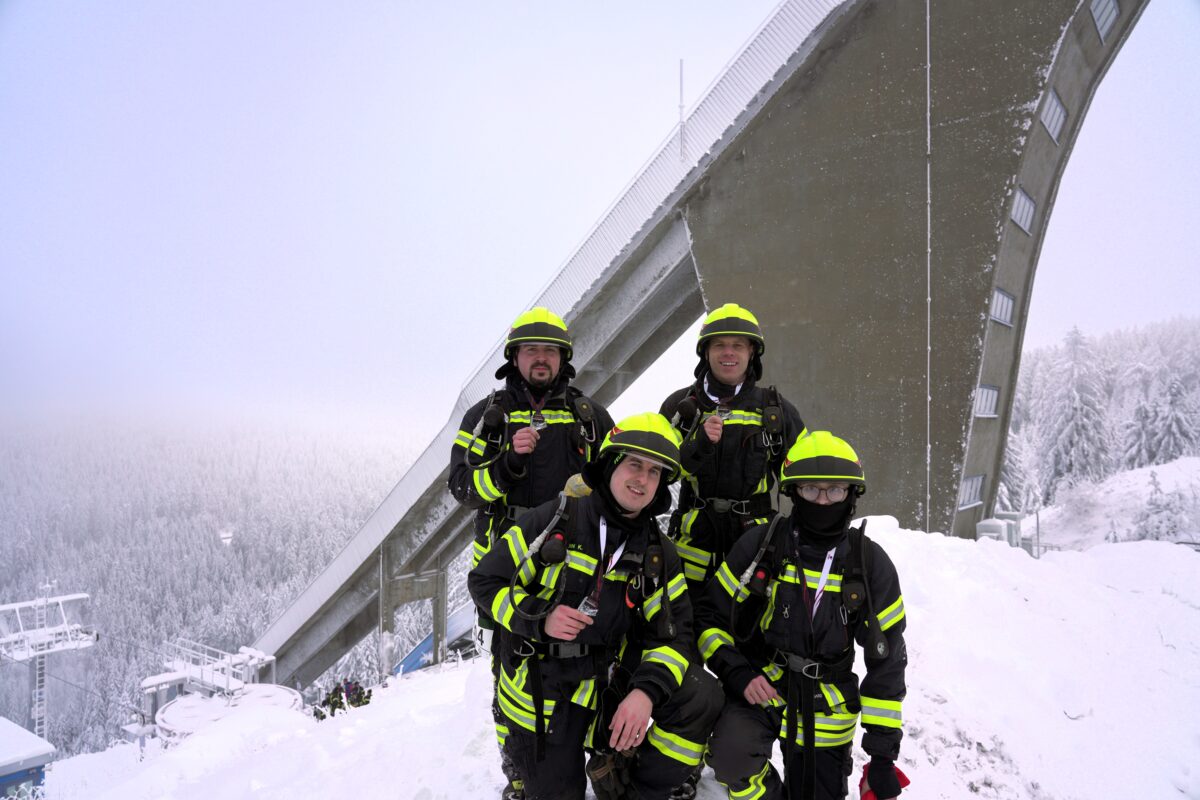 Geschafft! Der erste Stairrun in der Geschichte der Etzenrichter Feuerwehr wurde mit beachtlichen Ergebnissen absolviert. Foto: Florian Rösch