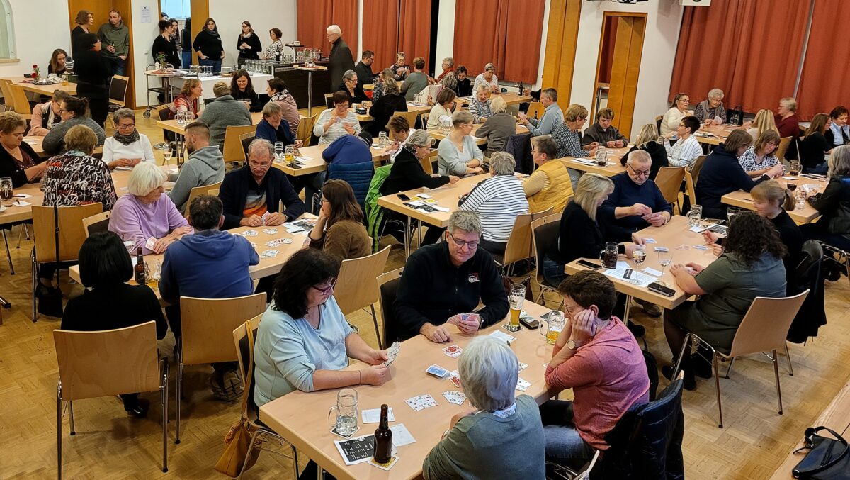 Das Pirker Pfarrheim war gut gefüllt mit Fans des Rommé-Kartenspiels. Foto: Reinhard Kreuzer