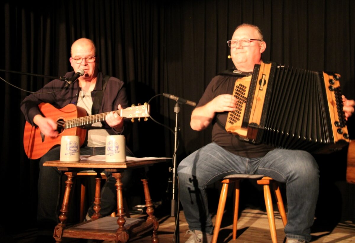 Zu jeder Geschichte die passende Musik lieferten der Schieder Luk und Jürgen Walbert (von rechts). Foto: Hans Prem