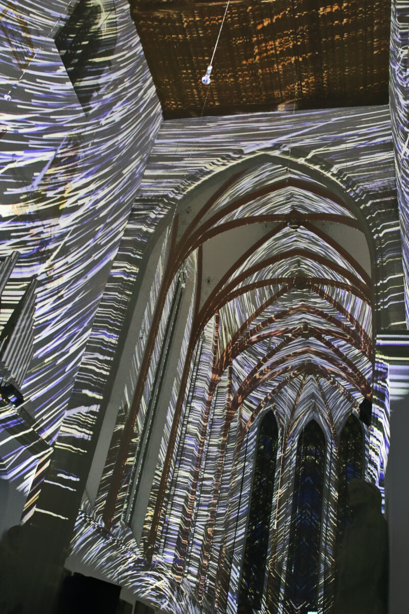 Die Erschaffung der Welt auf Sitzsäcken in der Regensburger Minoritenkirche erleben. Foto: Jürgen Herda 