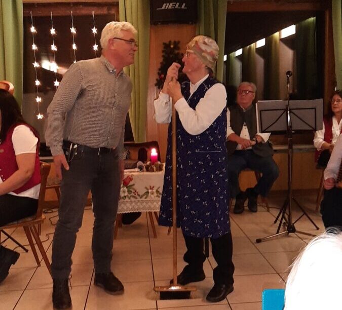 Rudi Förster (links) und Regina Schmied (rechts) unterhielten die Besucher mit einem witzigen Theaterstück. Foto: Bernhard Knauer