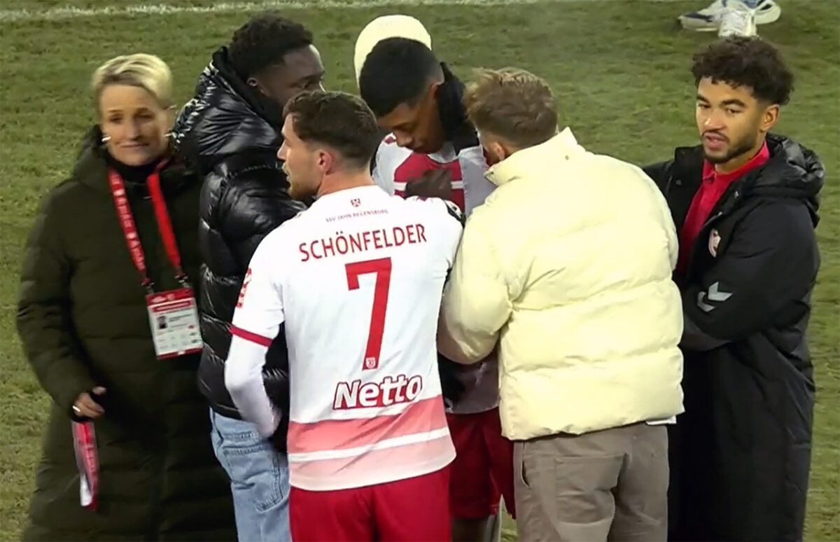 Die Trauer um Agy Diawusie ist im Jahn-Stadion am Sonntag gegen den SC Freiburg II greifbar: Foto: jrh