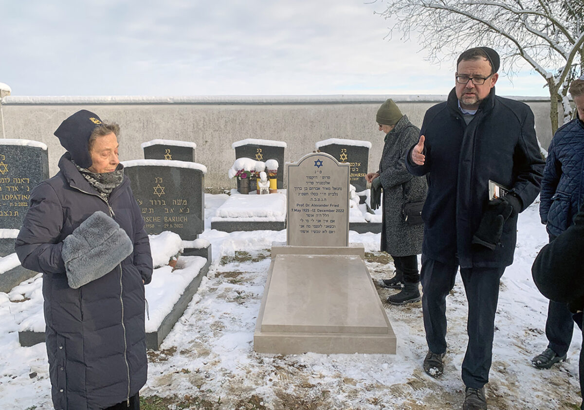 Das Trauerjahr ist vorbei, der Grabstein für Alexander Fried am Jüdischen Friedhof in Amberg wurde am Sonntag enthüllt. Foto: Jürgen Herda