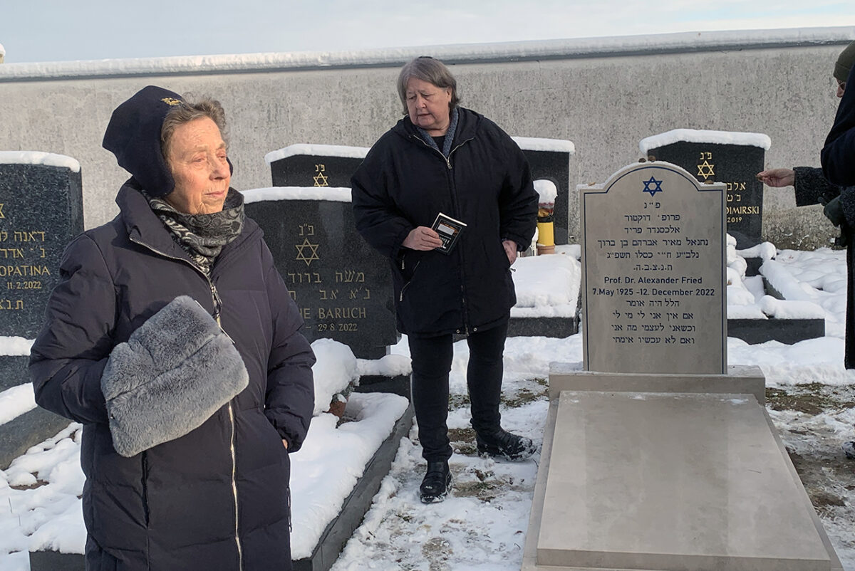 Das Trauerjahr ist vorbei, der Grabstein für Alexander Fried am Jüdischen Friedhof in Amberg wurde am Sonntag enthüllt. Foto: Jürgen Herda