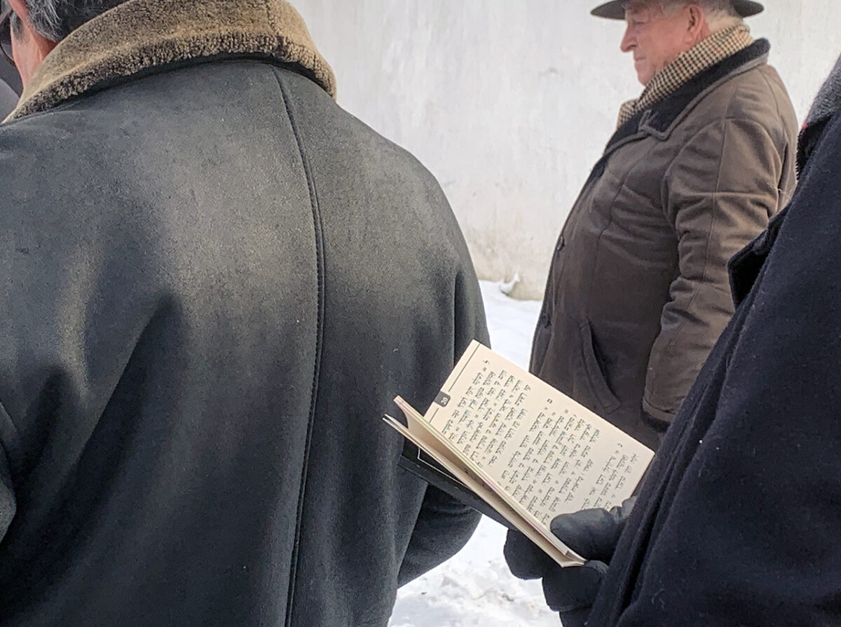 Rabbi Dray verteilte Hefte mit dem Jiskor-Gebet. Foto: Jürgen Herda