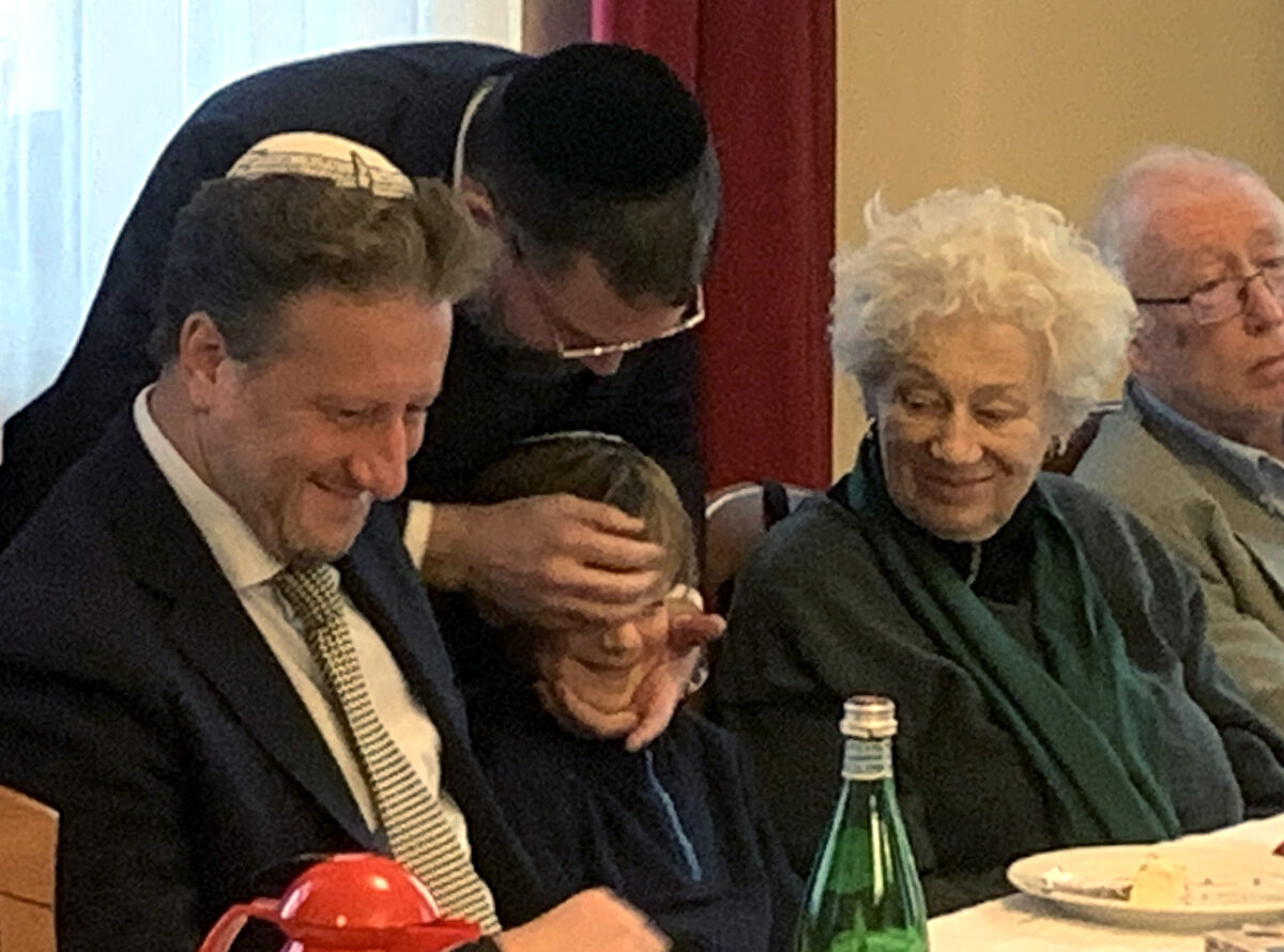 Rabbi Lauer knuddelt Enkel Jakob, in dem Alexanders Hoffnungen weiterleben. Foto: Jürgen Herda