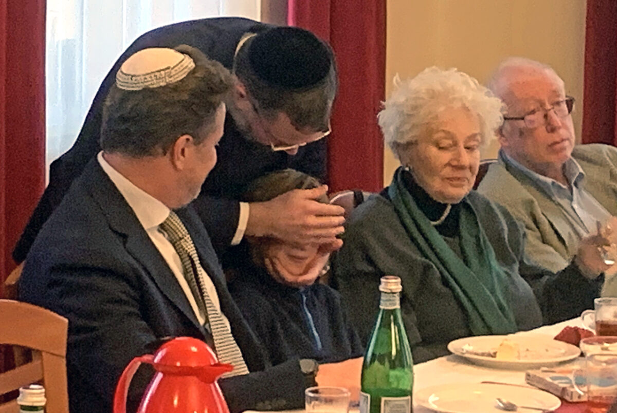 Erinnerungen an Alexander Fried bei der Jüdischen Gemeinde in Amberg  – mit Lachsschnitten, Kuchen und Tee. Foto: Jürgen Herda