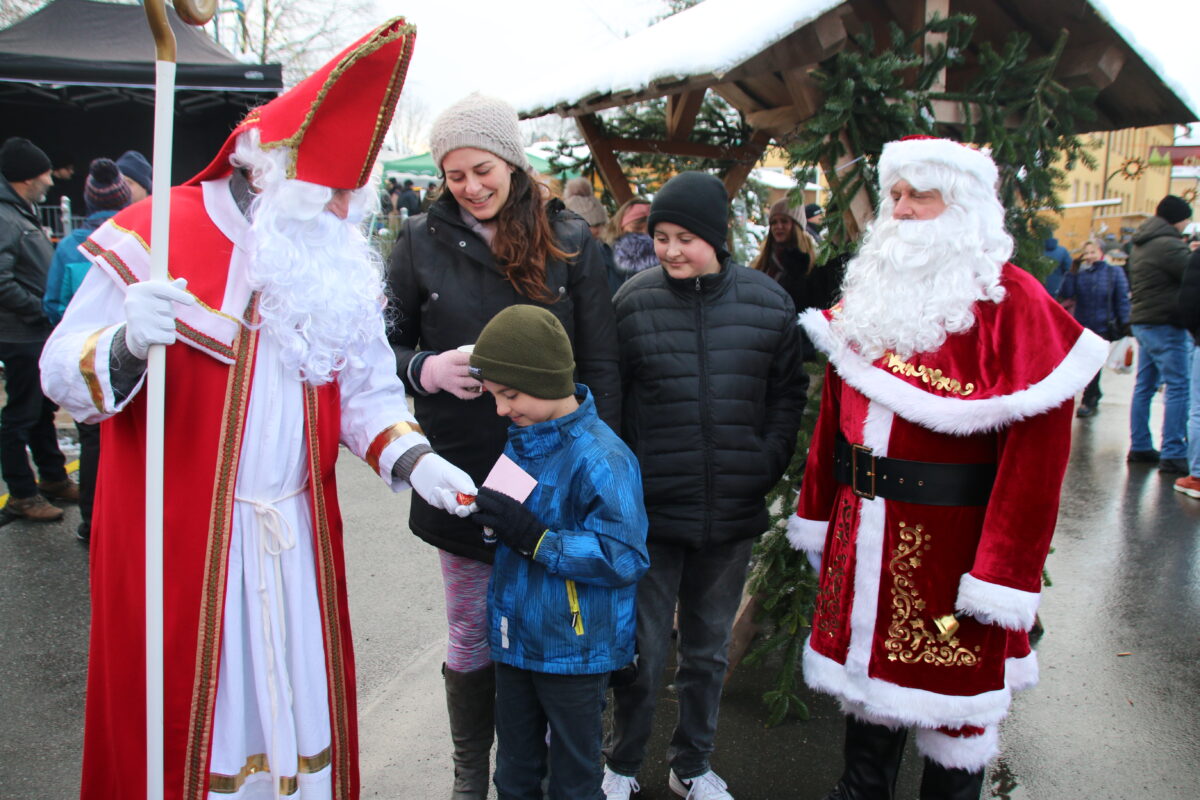 Nikolaus und Santa Clause verteilten Süßigkeiten an die Kinder. Foto: Stefan Neidl