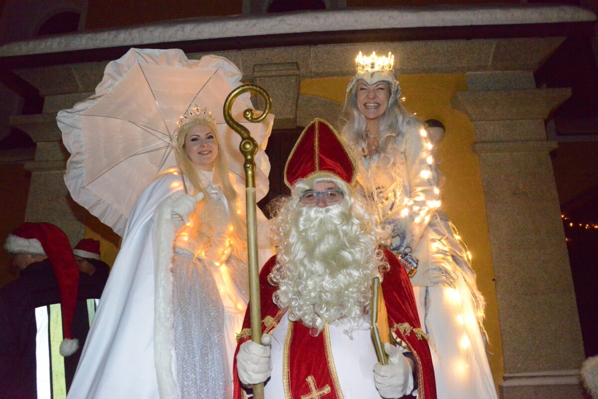 Der Nikolaus, die Eisprinzessin und die Eiskönigin sind auch dabei. Foto: Walter Beyerlin