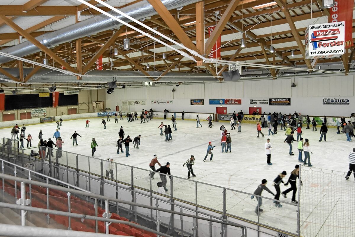 Die kleine, aber feine und kürklich renovierte Eissporthalle in Mitterteich bietet viele Möglichkeiten wie Eislauf, Eishockey oder den beliebten Disco-Lauf für Jüngere. Foto: Stadt Mitterteich