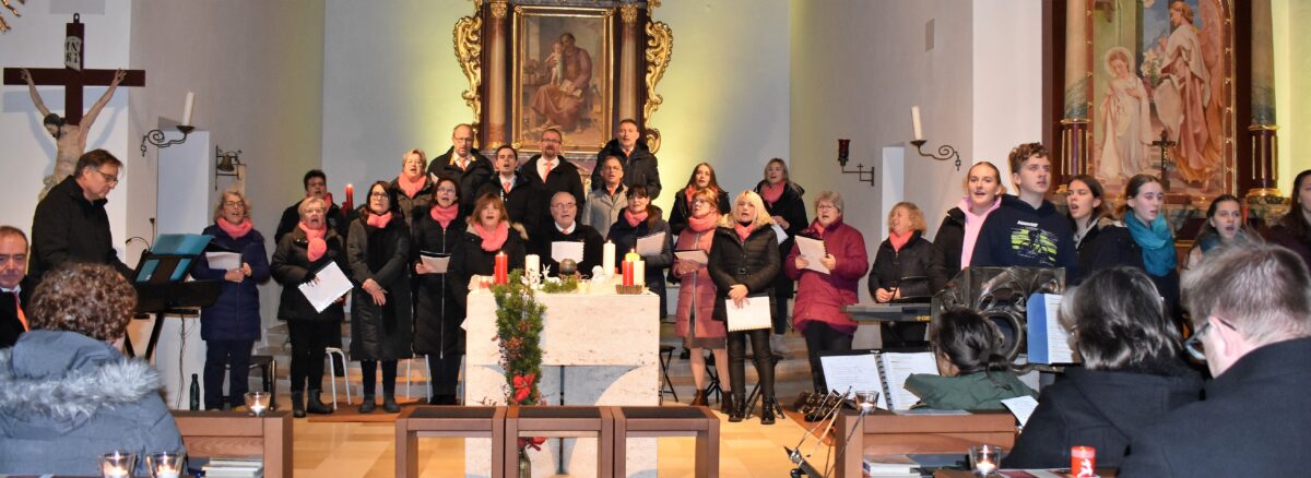 Adventsingen von „ChorAlle“ in der Hüttener Josefskirche. Foto: Renate Gradl