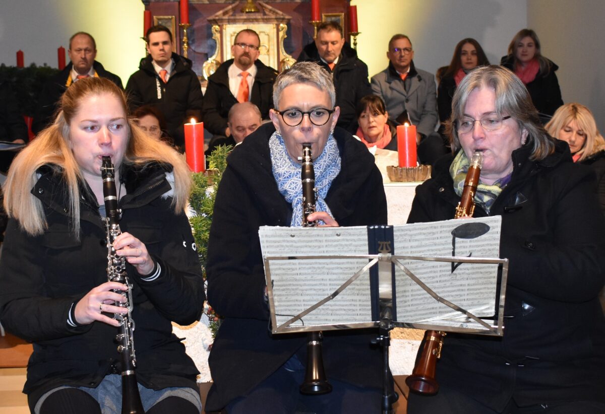 Kristina Stauber, Catharina Stoll-Graml und Johanna Rubenbauer spielen adventliche Lieder auf der Klarinette (von links). Foto: Renate Gradl