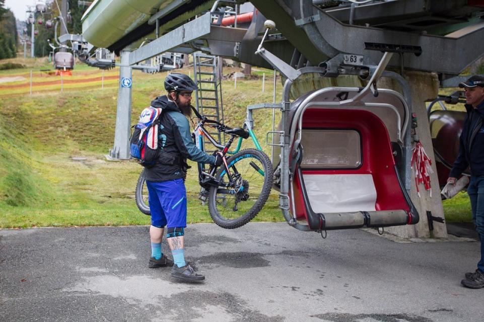 Auch das Fahrrad darf mitgenommen werden in der neuen Seilbahn am Ochsenkopf. Der 1024 Meter hohe Berg gilt als Eldorado für Biker. Foto: Lukas Henneke