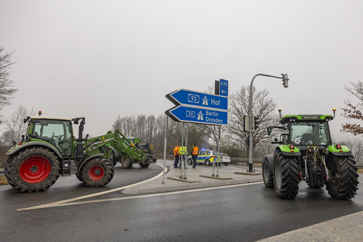 Auch an der Autobahnauffahrt bei Windischeschenbach haben sich die Landwirte positioniert. Foto:OberpfalzECHO/David Trott