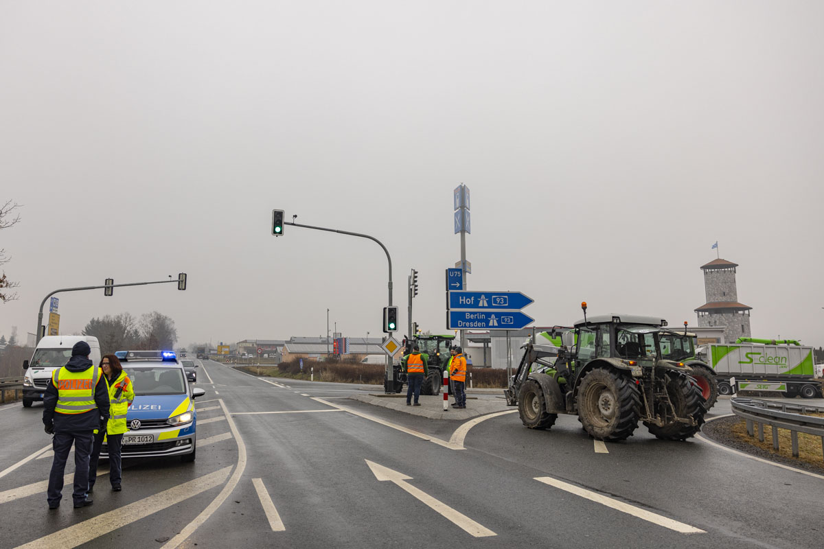 Auch an der Autobahnauffahrt bei Windischeschenbach haben sich die Landwirte positioniert. Foto:OberpfalzECHO/David Trott