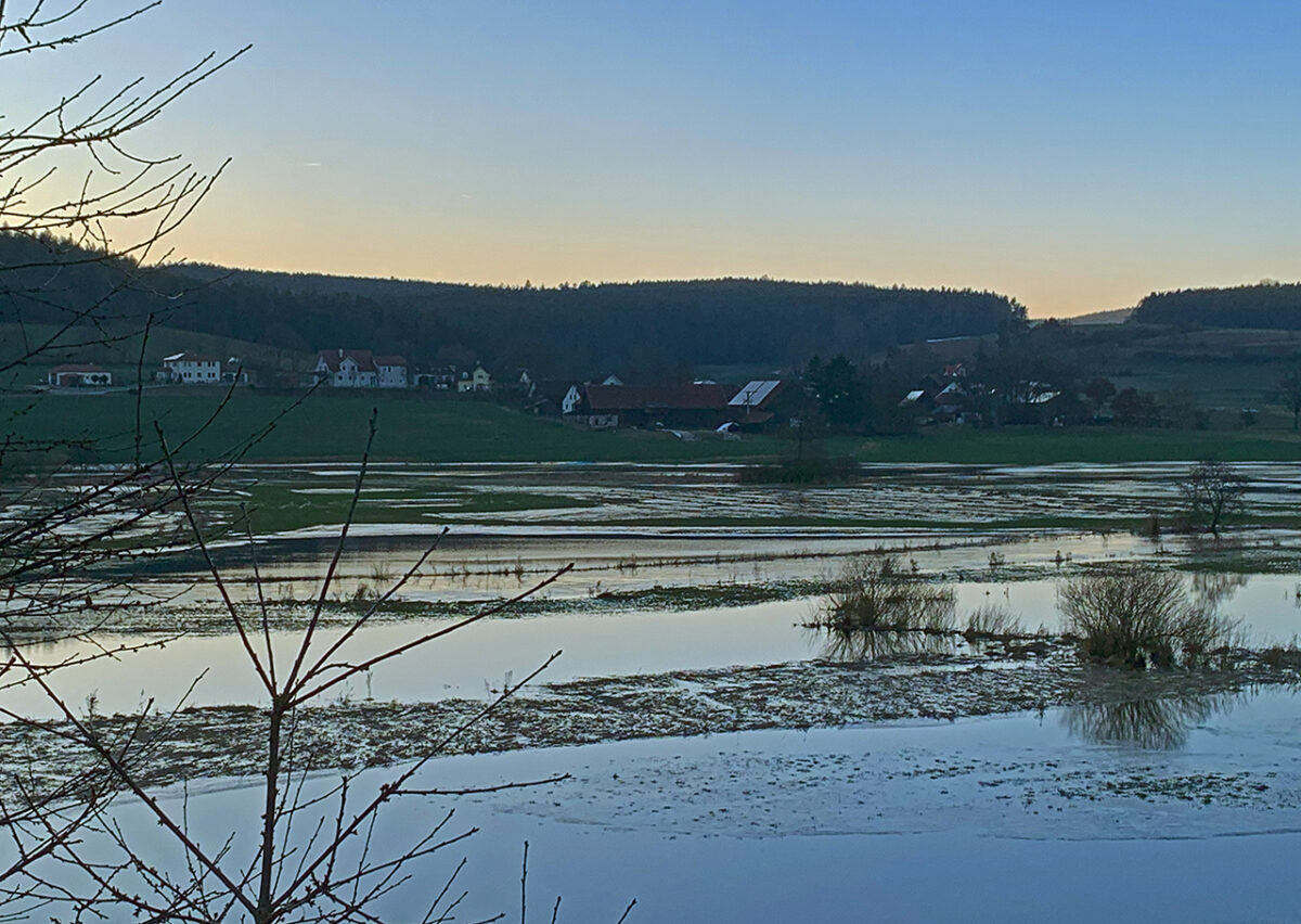 Das Hochwasser bekommt langsam Eisränder, wie hier in Schwarzhofen an der Schwarzach. Bild: Jürgen Herda