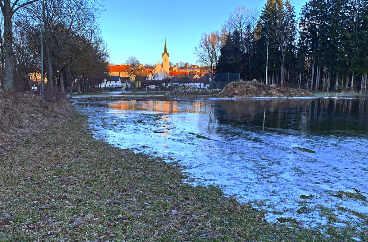 Das Hochwasser bekommt langsam Eisränder, wie hier in Schwarzhofen an der Schwarzach. Bild: Jürgen Herda