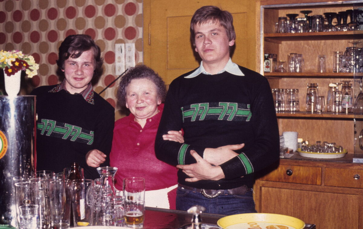 Schmid Boum 1977: Die als Juniorchefs auftretenden Schmid-Brüder Roland und Dietmar zusammen mit Frau Albrecht, der tüchtigen Oberbedienung im Hermannsaal